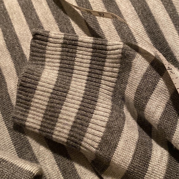 Fine knit, light weight gray turtleneck sweater - Picture 6 of 6